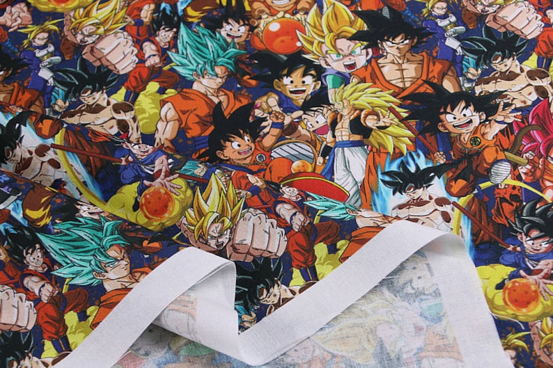 Pu&ograve; includere: Un tessuto colorato con un motivo ripetitivo di personaggi dei cartoni animati della serie anime Dragon Ball Z. I personaggi sono in varie pose ed espressioni, alcuni con i loro abiti caratteristici. Il tessuto &egrave; un mix vibrante di giallo, arancione, rosso, blu, verde e nero.