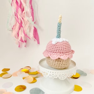 Cupcake crochet pattern, birthday cupcake crochet pattern in French, crochet tutorial @monjolidoudou, cake, food, diet, pdf