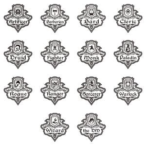 K&ouml;nnte beinhalten: Schwarz-wei&szlig;e Illustrationen von Dungeons and Dragons-Charakterklassen, darunter Artificer, Barbar, Barde, Kleriker, Druide, K&auml;mpfer, M&ouml;nch, Paladin, Schurke, Waldl&auml;ufer, Zauberer, Hexenmeister, Zauberer und der SL. Jede Klasse wird mit einem einzigartigen Symbol und einem dekorativen Rahmen dargestellt.