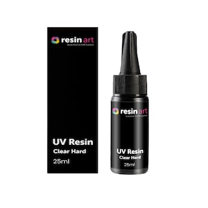 Może przedstawiać: Czarna butelka żywicy UV z przezroczystą cieczą w środku. Butelka jest oznaczona etykietą "Żywica UV Przezroczysta Twarda 25ml".