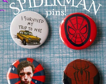 Könnte beinhalten: Vier runde Ansteckbuttons mit Spider-Man-Motiven. Ein weißer Button zeigt ein gelbes Taxi mit dem Text I SURVIVED MY TRIP TO NYC. Ein roter Button zeigt eine Spinnenmaske. Ein Button zeigt das Porträt einer Person. Ein Button zeigt ein Spinnenemblem.