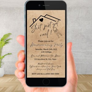 Puede incluir: Una invitaci&oacute;n digital para una fiesta de inauguraci&oacute;n de la casa con un fondo marr&oacute;n y un icono de casa negro con un coraz&oacute;n y llaves. El texto dice "Shit just got real!" e incluye la fecha, la hora y la direcci&oacute;n de la fiesta. La invitaci&oacute;n tambi&eacute;n incluye el texto "RSVP with Becca @000-000-0000".