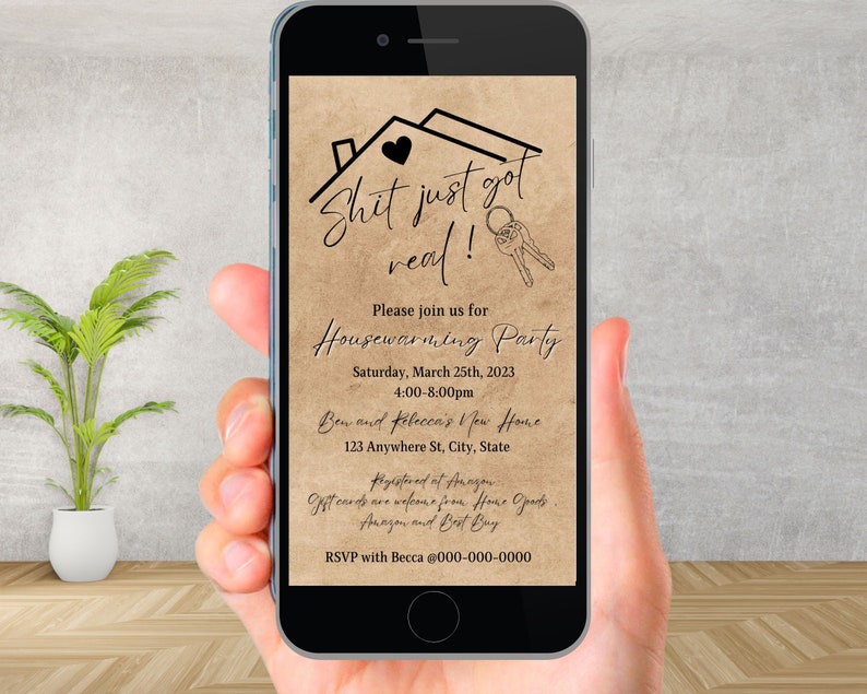Puede incluir: Una invitaci&oacute;n digital para una fiesta de inauguraci&oacute;n de la casa con un fondo marr&oacute;n y un icono de casa negro con un coraz&oacute;n y llaves. El texto dice "Shit just got real!" e incluye la fecha, la hora y la direcci&oacute;n de la fiesta. La invitaci&oacute;n tambi&eacute;n incluye el texto "RSVP with Becca @000-000-0000".