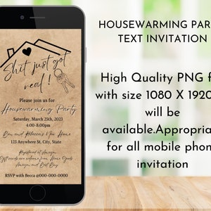 Puede incluir: La pantalla de un tel&eacute;fono digital muestra una invitaci&oacute;n a una fiesta de inauguraci&oacute;n de la casa con un fondo marr&oacute;n y el texto "Shit just got real!" La invitaci&oacute;n incluye la fecha, la hora y la direcci&oacute;n de la fiesta. El texto "RSVP with Becca @000-000-0000" est&aacute; en la parte inferior de la invitaci&oacute;n.