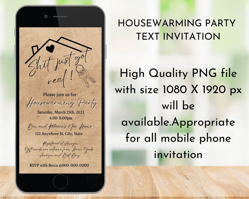 Puede incluir: La pantalla de un tel&eacute;fono digital muestra una invitaci&oacute;n a una fiesta de inauguraci&oacute;n de la casa con un fondo marr&oacute;n y el texto "Shit just got real!" La invitaci&oacute;n incluye la fecha, la hora y la direcci&oacute;n de la fiesta. El texto "RSVP with Becca @000-000-0000" est&aacute; en la parte inferior de la invitaci&oacute;n.