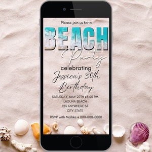 Op de afbeelding: Een smartphone-scherm met een strandthema-verjaardagsfeestuitnodiging. De uitnodiging toont een blauwe en witte strandscène met de tekst "BEACH Party" in grote, vetgedrukte letters. De uitnodiging bevat ook de tekst "celebrating Jessica's 30th Birthday" en details over het feest, inclusief de datum, tijd, locatie en RSVP-informatie.