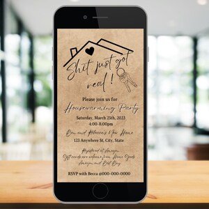 Puede incluir: Una invitaci&oacute;n a una fiesta de inauguraci&oacute;n de la casa sobre un fondo de papel marr&oacute;n con una ilustraci&oacute;n de una casa y el texto "Shit just got real!"  Por favor, &uacute;nase a nosotros para la fiesta de inauguraci&oacute;n de la casa S&aacute;bado, 25 de marzo de 2023 16:00-20:00 La nueva casa de Ben y Rebecca 123 Anywhere St, City, State Registrado en Amazon Las tarjetas de regalo son bienvenidas de Home Goods, Amazon y Best Buy RSVP con Becca al 000-000-0000