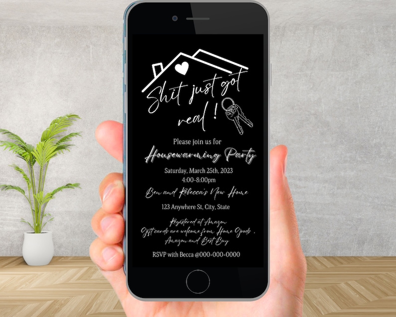 Puede incluir: Una invitaci&oacute;n digital en blanco y negro en la pantalla de un tel&eacute;fono inteligente. La invitaci&oacute;n dice "Shit just got real!" e invita a los invitados a una fiesta de inauguraci&oacute;n de la casa el 25 de marzo de 2023 de 4:00 p. m. a 8:00 p. m. La invitaci&oacute;n incluye la direcci&oacute;n y la informaci&oacute;n de RSVP.