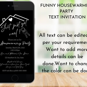 Puede incluir: Una maqueta de pantalla de tel&eacute;fono en blanco y negro con una invitaci&oacute;n a una fiesta de inauguraci&oacute;n de la casa. La invitaci&oacute;n dice "Shit just got real!" con un gr&aacute;fico de una casa y llaves. El texto incluye la fecha, la hora y la ubicaci&oacute;n de la fiesta. El texto tambi&eacute;n incluye la informaci&oacute;n de RSVP. El fondo de la pantalla del tel&eacute;fono es negro.