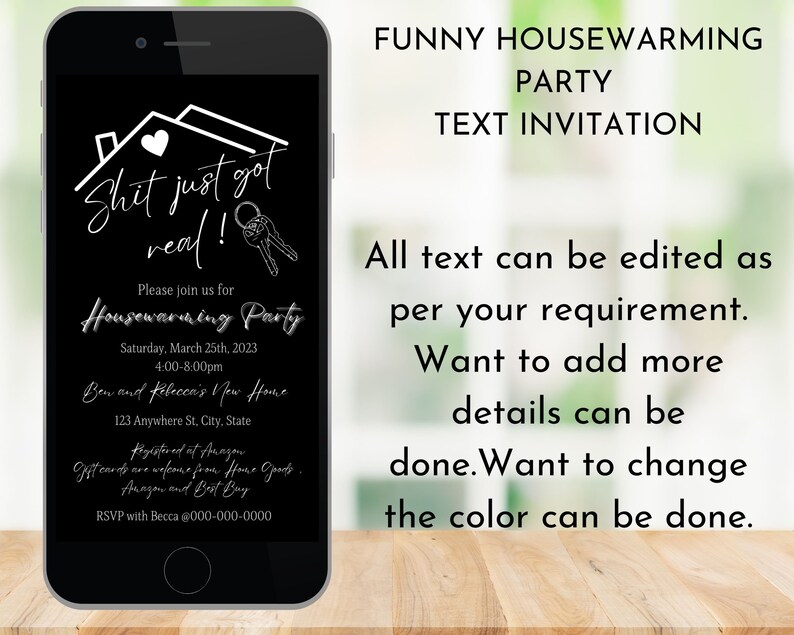 Puede incluir: Una maqueta de pantalla de tel&eacute;fono en blanco y negro con una invitaci&oacute;n a una fiesta de inauguraci&oacute;n de la casa. La invitaci&oacute;n dice "Shit just got real!" con un gr&aacute;fico de una casa y llaves. El texto incluye la fecha, la hora y la ubicaci&oacute;n de la fiesta. El texto tambi&eacute;n incluye la informaci&oacute;n de RSVP. El fondo de la pantalla del tel&eacute;fono es negro.