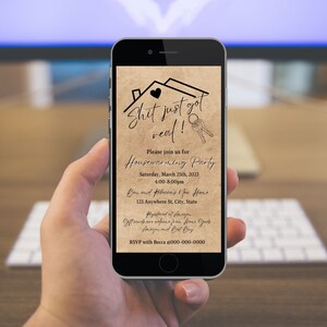 Puede incluir: Una invitaci&oacute;n digital sobre un fondo marr&oacute;n con un icono de casa y el texto "Shit just got real!"  Es para una fiesta de inauguraci&oacute;n de la casa el s&aacute;bado 25 de marzo de 2023 de 16:00 a 20:00. La direcci&oacute;n es 123 Anywhere St, City, State. RSVP con Becca al 800-000-0000.