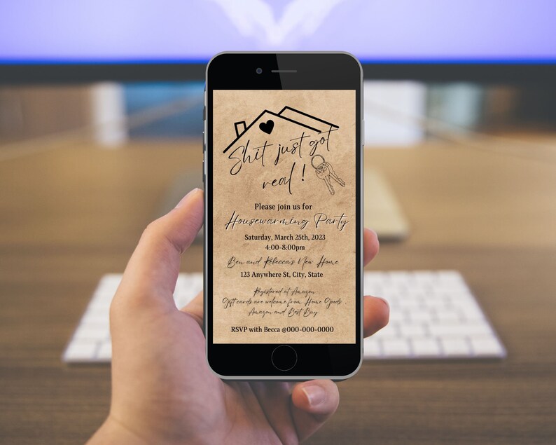 Puede incluir: Una invitaci&oacute;n digital sobre un fondo marr&oacute;n con un icono de casa y el texto "Shit just got real!"  Es para una fiesta de inauguraci&oacute;n de la casa el s&aacute;bado 25 de marzo de 2023 de 16:00 a 20:00. La direcci&oacute;n es 123 Anywhere St, City, State. RSVP con Becca al 800-000-0000.