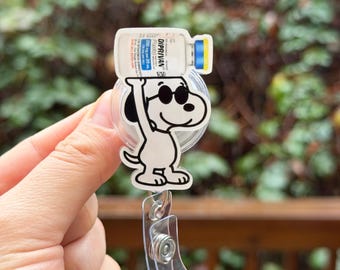 Porta credencial de perro de dibujos animados con vial de propofol