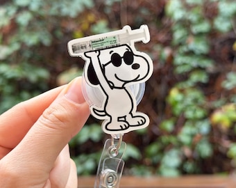 Perro de dibujos animados con jeringa de Dilaudid: insignia de enfermera, enfermera registrada, doctora en medicina, farmacia, atención médica, accesorio de trabajo