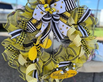 Corona de malla de abeja hecha a mano