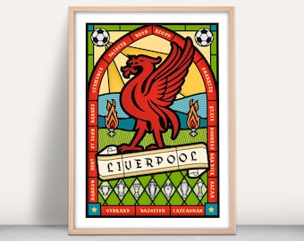 Puede incluir: Una ilustración de estilo vitral del escudo del club de fútbol Liverpool. El escudo presenta un pájaro rojo con un fondo amarillo y un rollo con la palabra "Liverpool" en él. El escudo está rodeado por un círculo de nombres de jugadores y entrenadores famosos del Liverpool.