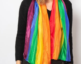 Foulard arc-en-ciel Foulard en soie peint à la main Foulard de fierté arc-en-ciel Foulard en soie arc-en-ciel Châle arc-en-ciel Foulard gay Drapeau de la fierté Cadeau de Noël pour Gay LGBTQ 53 x 13