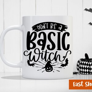 Puede incluir: Taza de cerámica blanca con un diseño negro que dice "Don't be a basic witch". El diseño incluye murciélagos y un sombrero de bruja.