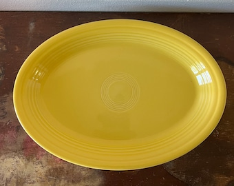 Plateau de service ovale jaune Fiesta 13,5 po. Homer Laughlin Tablescaping Hosting Luncheon Summer Vibes