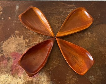 Set of 4 Vintage Wooden Snack Set Plates Leaf Shaped Polished Wood Game Night Snack Plates Shallow Bowl Tear Drop Mid Century Modern