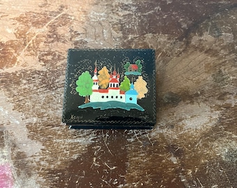 Caja de baratijas lacada rusa vintage con interior rojo y bisagras, pintada a mano, firmada, con escena de pueblo, cómoda, accesorio de escritorio