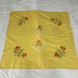 vintage Ensemble de 2 serviettes en lin et nappe en carte Darling Set Broderie florale Hébergement Tablescaping Linge de table orné Jaune