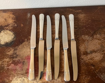 Set of Six Wm. Rogers & Sons Silverplate Dinner Knives Stainless Blades Simple Design Flat Handle Foliate Pattern Tablescaping Place Setting