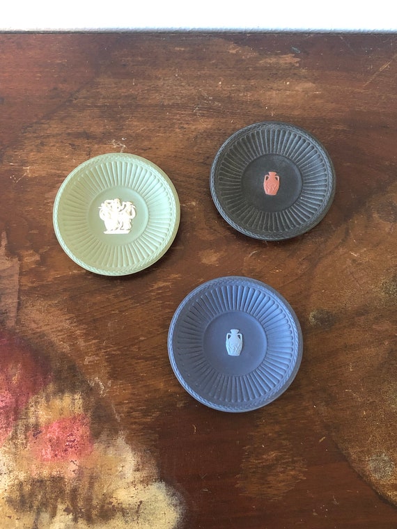 wedgwood jasperware round dish Gem