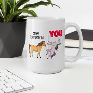 Op de afbeelding: Witte keramische mok met een humoristisch ontwerp met een paard en een eenhoorn. De tekst op de mok is "Other Contractors" en "You".