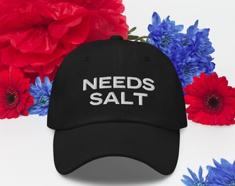 Puede incluir: Una gorra de béisbol negra con texto bordado en blanco que dice "NEEDS SALT".