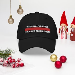 Könnte beinhalten: Schwarze Baseballkappe mit einem roten Streifen und weißem Text, der "The Final Variant Is Called Communism" lautet.