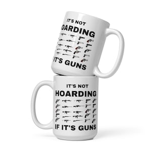 Pode incluir: Duas canecas de cerâmica branca empilhadas uma em cima da outra. A caneca de cima tem o texto "Não é acumulação se são armas" e um gráfico de várias armas. A caneca de baixo tem o mesmo texto e gráfico.