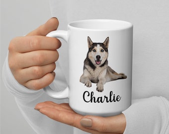 Puede incluir: Taza de cerámica blanca con una imagen de un perro husky blanco y negro y el nombre "Charlie" impreso en negro.