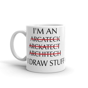 Puede incluir: Taza de cerámica blanca con texto negro que dice "Soy un Arcatech Arckatetect Architech Dibujo cosas". Las palabras "Arcatech", "Arckatetect" y "Architech" están tachadas con líneas rojas.