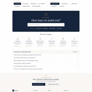Może przedstawiać: Interfejs strony internetowej Aura Real Estate z silnikiem FAQ i bazą wiedzy. Strona zawiera pasek wyszukiwania z tekstem How may we assist you?, menu nawigacyjne, ikony kategorii dotyczące przejęć i spraw prawnych oraz stopkę.