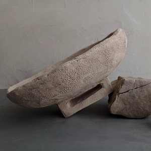 Handgefertigte Sockelschale, beige Sandbeton, strukturierter Fuß Mittelstück, wabi sabi, japandi, rustikale Moderne, Wohndekor-Akzent, Tischdekor