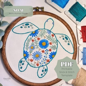 Puede incluir: Diseño de tortuga marina bordada en un aro de madera. La tortuga está decorada con flores azules y rojas y hojas verdes. El texto "NO AI 100% Human Made" está en la esquina superior izquierda. El texto "PDF Printable Stick & Stitch Template" está en la esquina inferior derecha.