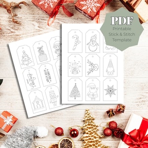 Könnte beinhalten: Zwei Blätter mit druckbaren Weihnachtsgeschenkanhängern mit verschiedenen festlichen Designs, darunter ein Weihnachtsbaum, ein Schneemann und der Weihnachtsmann. Die Anhänger sind schwarz-weiß und tragen den Text "Merry Christmas" und "Holly Jolly Holiday". Der Text "PDF Printable Stick & Stitch Template" ist ebenfalls vorhanden.