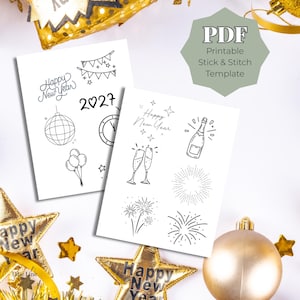 Könnte beinhalten: Zwei weiße Blätter mit schwarzen Strichzeichnungen für Neujahrsstickereien, darunter eine Discokugel, Luftballons, eine Uhr, Champagner, Feuerwerk und der Text Happy New Year 2027. Ein salbeigrünes Etikett trägt die Aufschrift PDF Printable Stick & Stitch Template.