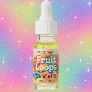 Op de afbeelding: Een doorzichtige glazen fles met een witte druppelaar en een gele vloeistof erin. De fles heeft een etiket met de tekst "NOVA NAILS Fruit Loops Cuticle Oil 5ml / 0.17 fl oz".
