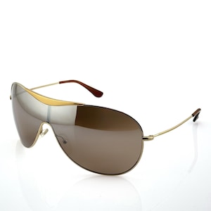 Könnte beinhalten: Stilvolle Sonnenbrille mit goldenem Rahmen und braunen Gläsern. Die Gläser haben ein geschwungenes, schildartiges Design. Die Bügel sind dünn und goldfarben, mit braunen Spitzen. Auf weißem Hintergrund.
