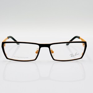 K&ouml;nnte beinhalten: Schwarze und goldene Titan-Gestellbrille mit Ray-Ban-Branding auf der rechten Linse.