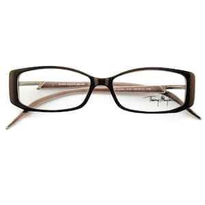 Può includere: Occhiali rettangolari marrone scuro con lenti trasparenti. L'asta interna riporta la scritta Mugler, mentre la lente destra mostra la firma Thierry Mugler. La montatura include le indicazioni tecniche M 9036 C12 53 14 140 sull'asta interna.