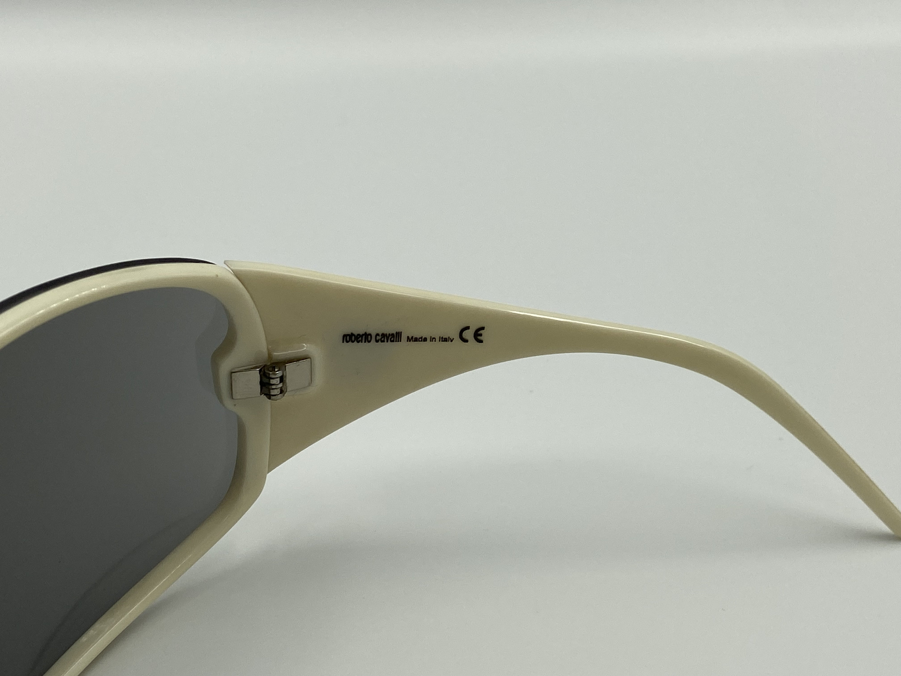 roberto cavalli サングラス グレイスボルドーレンズ ケース付き roberto cavalli サングラス グレイスボルドーレンズ ケース付き