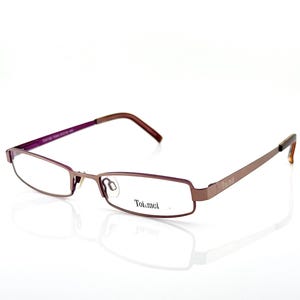 Peut inclure: Lunettes rectangulaires avec une monture métallique couleur cuivre et des branches intérieures violettes. Le verre droit porte l'inscription Toi & moi imprimée en noir. Les lunettes ont des plaquettes réglables et des branches fines.