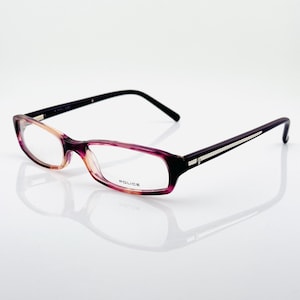 Puede incluir: Una taza de cerámica blanca con asa negra y el texto "But first, coffee" en negro, con una fuente de estilo manuscrito. La taza está sobre una superficie de madera.