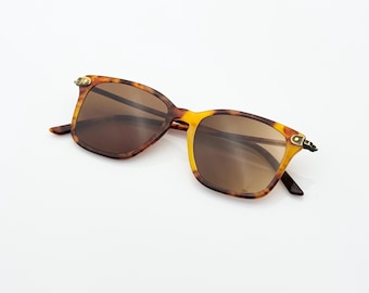 Gafas de sol cuadradas vintage italianas de los años 90, montura fina y única en color marrón tortuga, nuevas de stock antiguo.