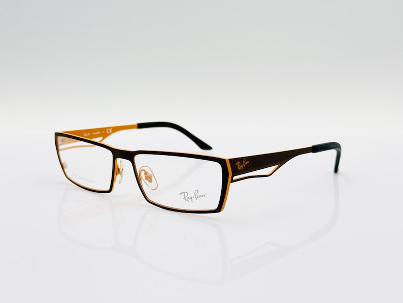 K&ouml;nnte beinhalten: Eine Brille von Ray-Ban in Braun und Gold mit klaren Gl&auml;sern.