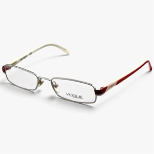 Può includere: Occhiali rettangolari con montatura in metallo argentato e lenti trasparenti. Le aste presentano un design bicolore con una sezione rosso scuro vicino alla cerniera e un'estremità color crema. La parola VOGUE è stampata sulla lente destra.