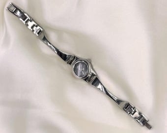 Vintage Cloe Y2K Silver Tone Petite Watch Minimalist Womens Bracelet Watch Dainty Feminine Jewelry Tiny Wristwatch
